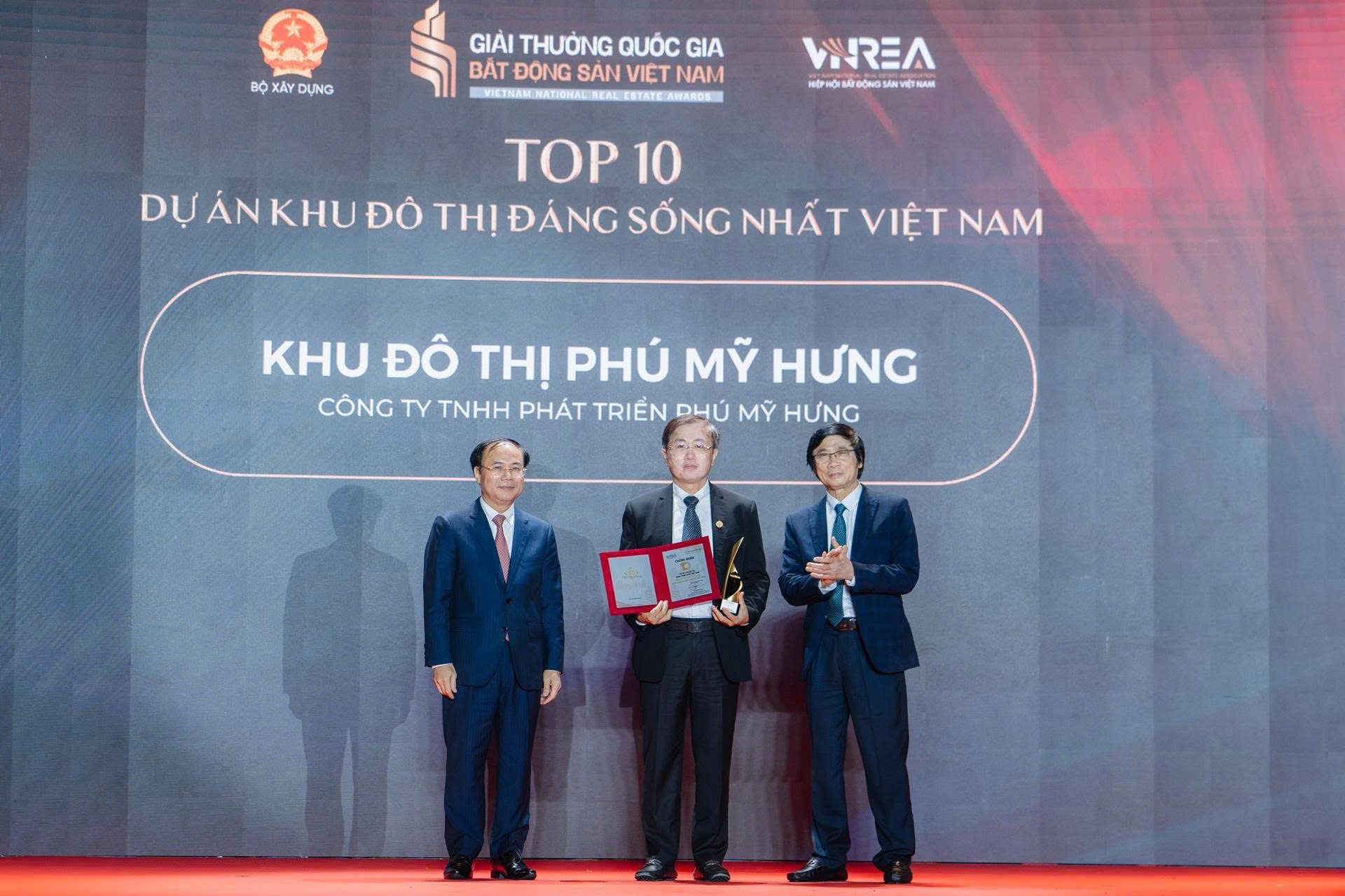 Ông Trương Quốc Hưng - Phó Tổng Giám đốc Phú Mỹ Hưng nhận giải thưởng