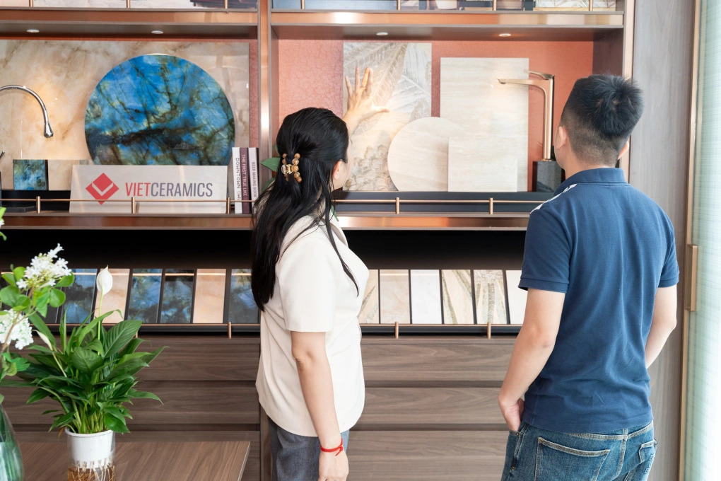 Khách hàng xem vật liệu trưng bày bên trong nhà mẫu