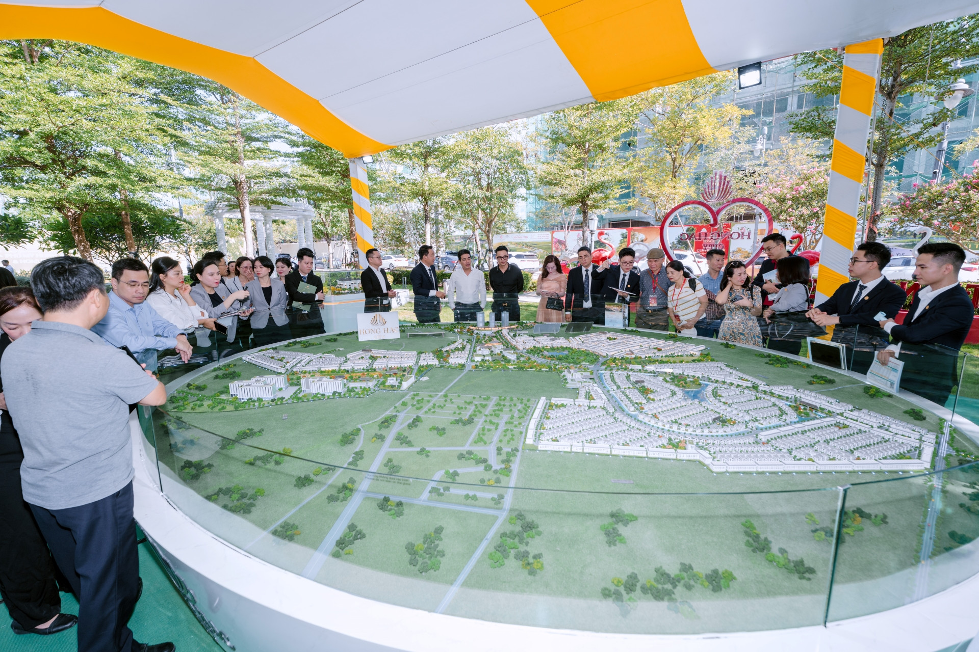 Nhà đầu tư tham quan mô hình và tìm hiểu hệ thống giáo dục tại Hồng Hạc City