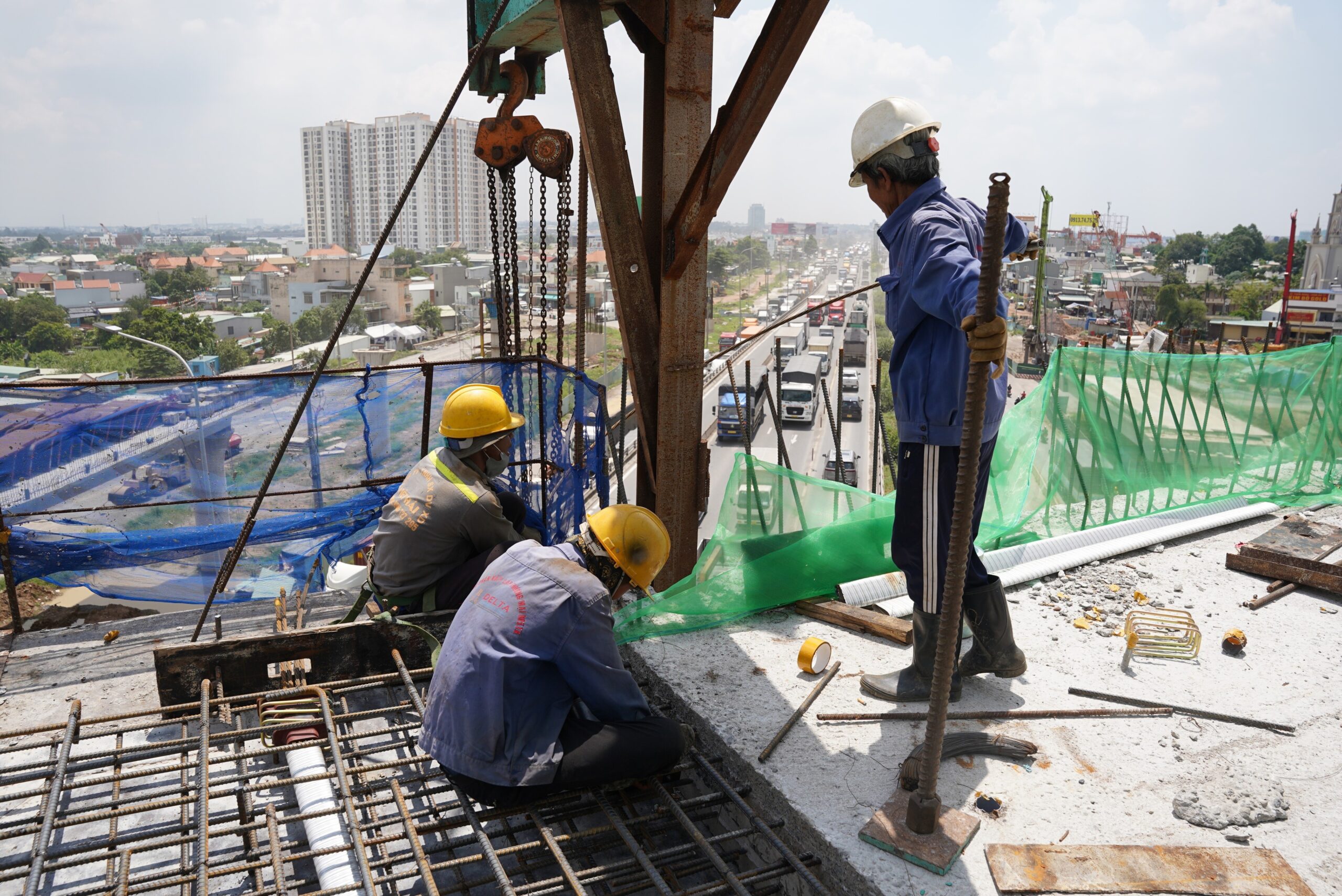 Công nhân thi công trên cầu vượt Vành đai 3 TPHCM